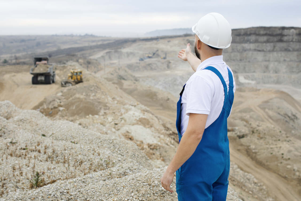 Homem trabalhando em área de mineração