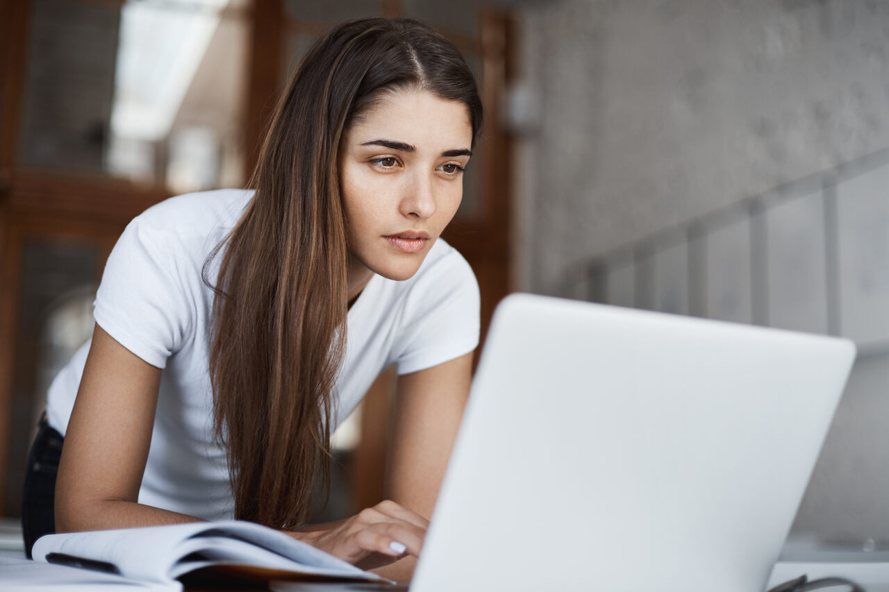 jovem lê notícias em seu notebook 