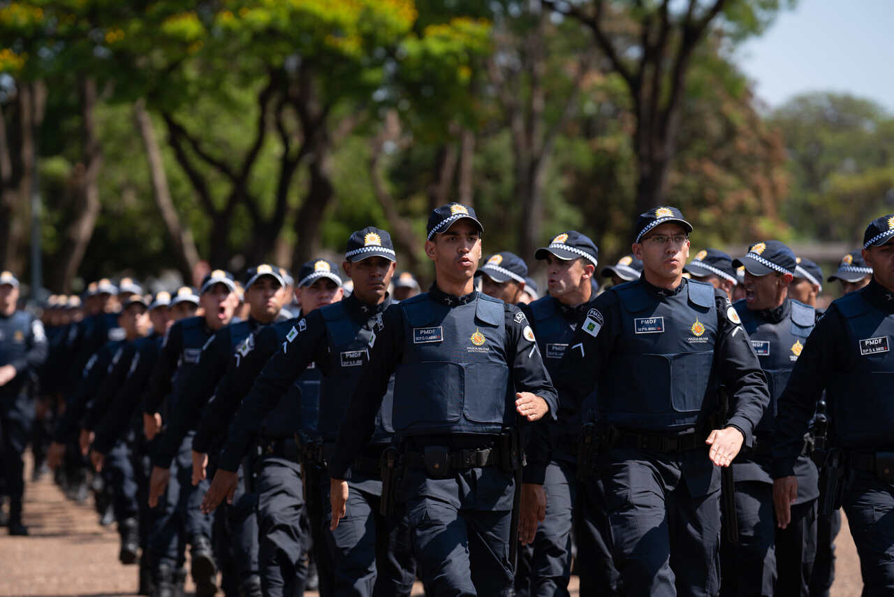 Policiais militares do DF desfilando 