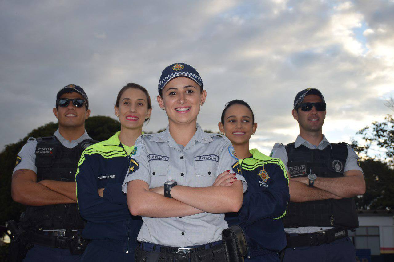 Policiais militares do DF posam para foto de braços cruzados 