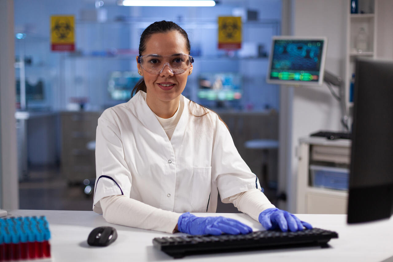 Jovem especialista posa para foto em laboratório 