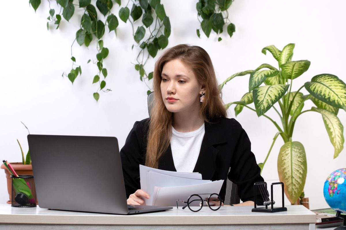 Jovem trabalhando no setor administrativo