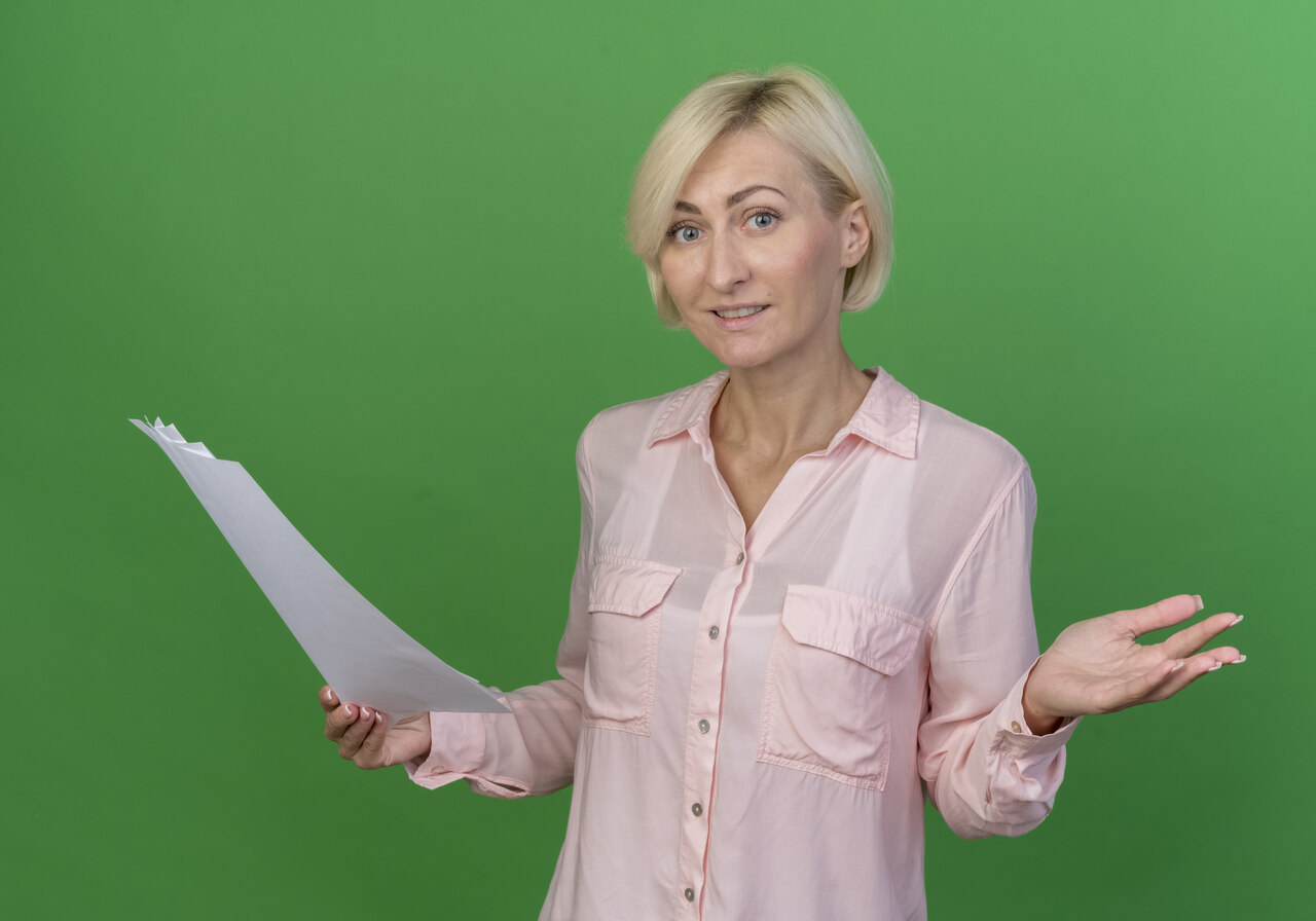 Mulher posa segurando documentos expressando dúvida 