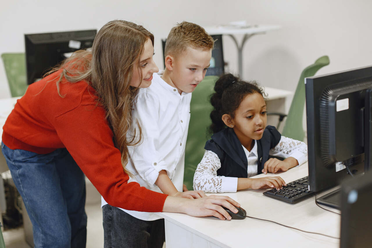 Apoio Educacional auxilia estudantes em aula no laboratório de informática 