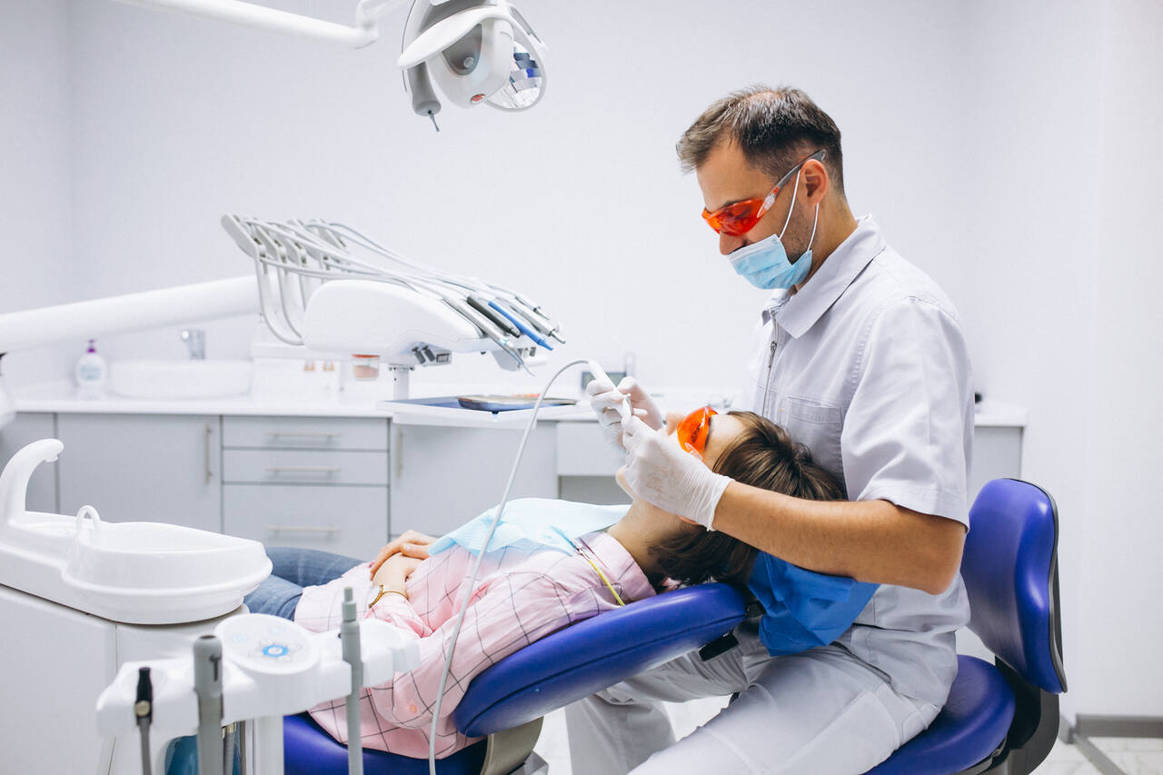 Dentista atende paciente