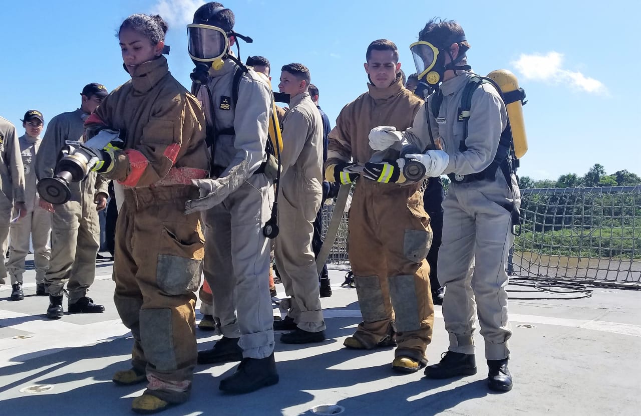 Alunos da EFOMM recebem treinamento de incêndio 