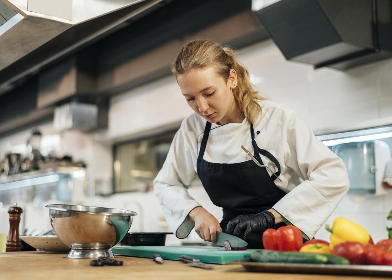 Cozinheira corta alimentos 