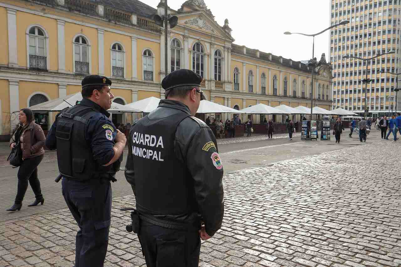 Guardas municipais de Porto Alegre em patrulha 