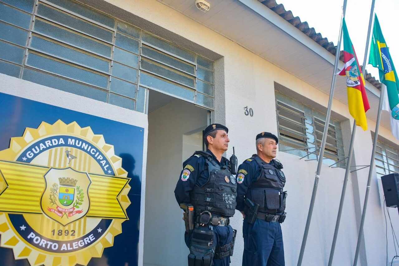 Guardas na porta de unidade da Guarda Municipal de Porto Alegre 