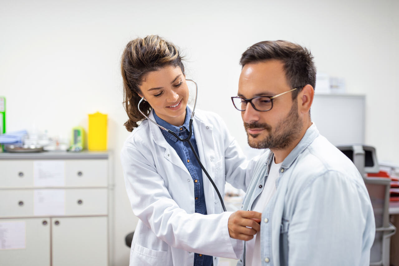 Medica ausculta coração de paciente 