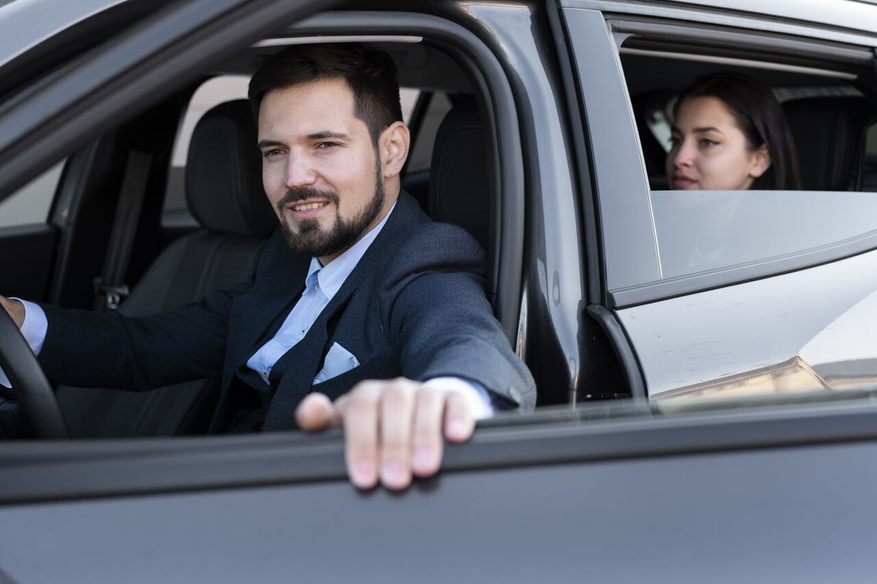 Motorista se prepara para sair com passageiro 