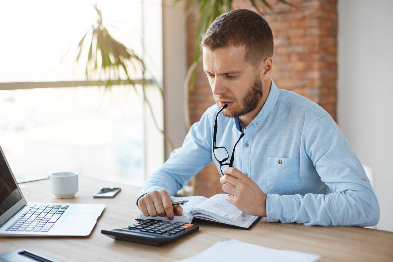 profissional trabalha na contabilidade de empresa 