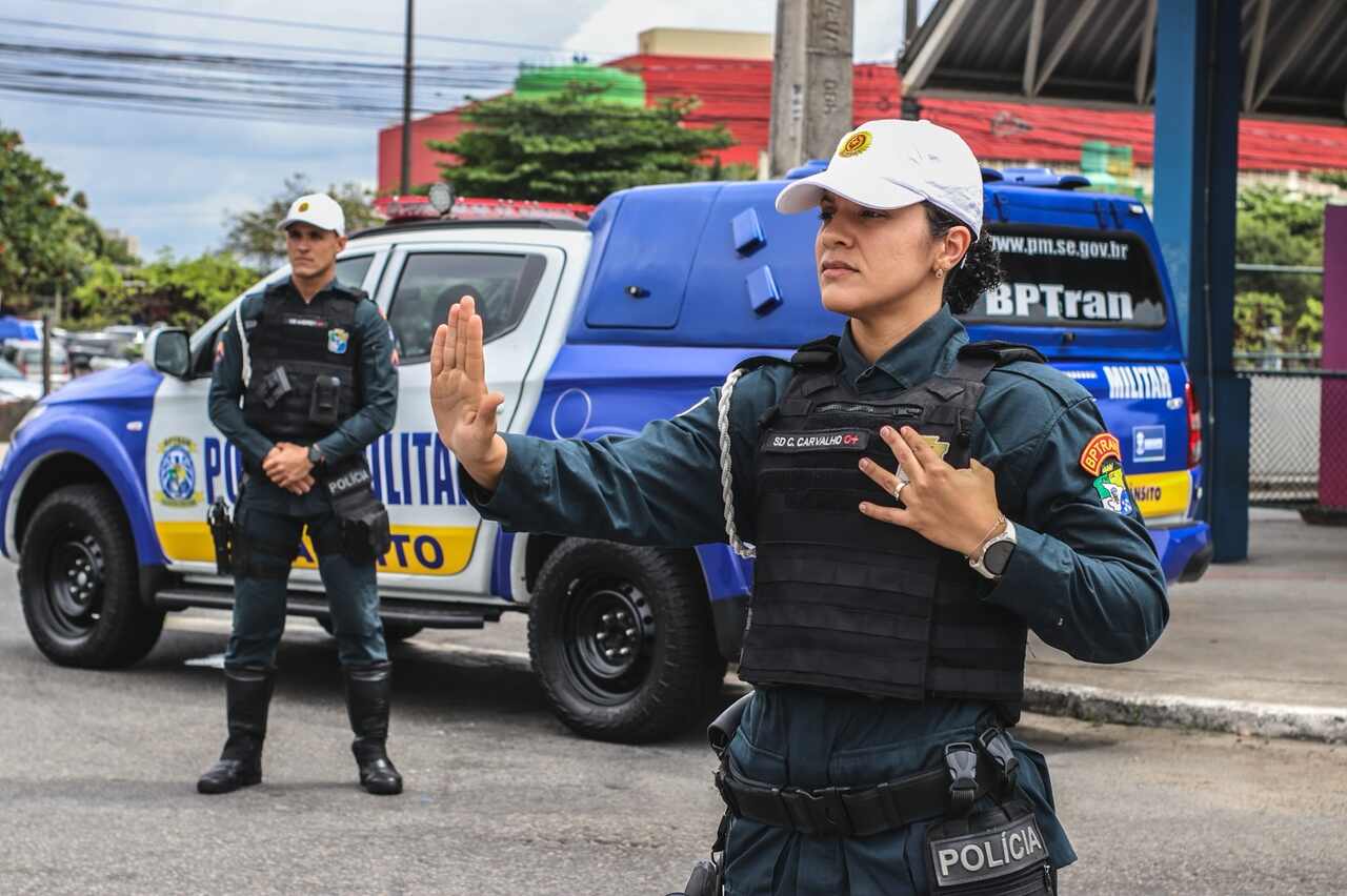 Policial militar do Sergipe faz sinal para carro parar em blitz 