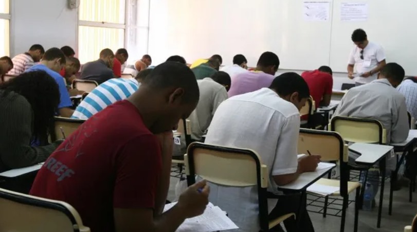 Alunos em sala de aula fazendo prova