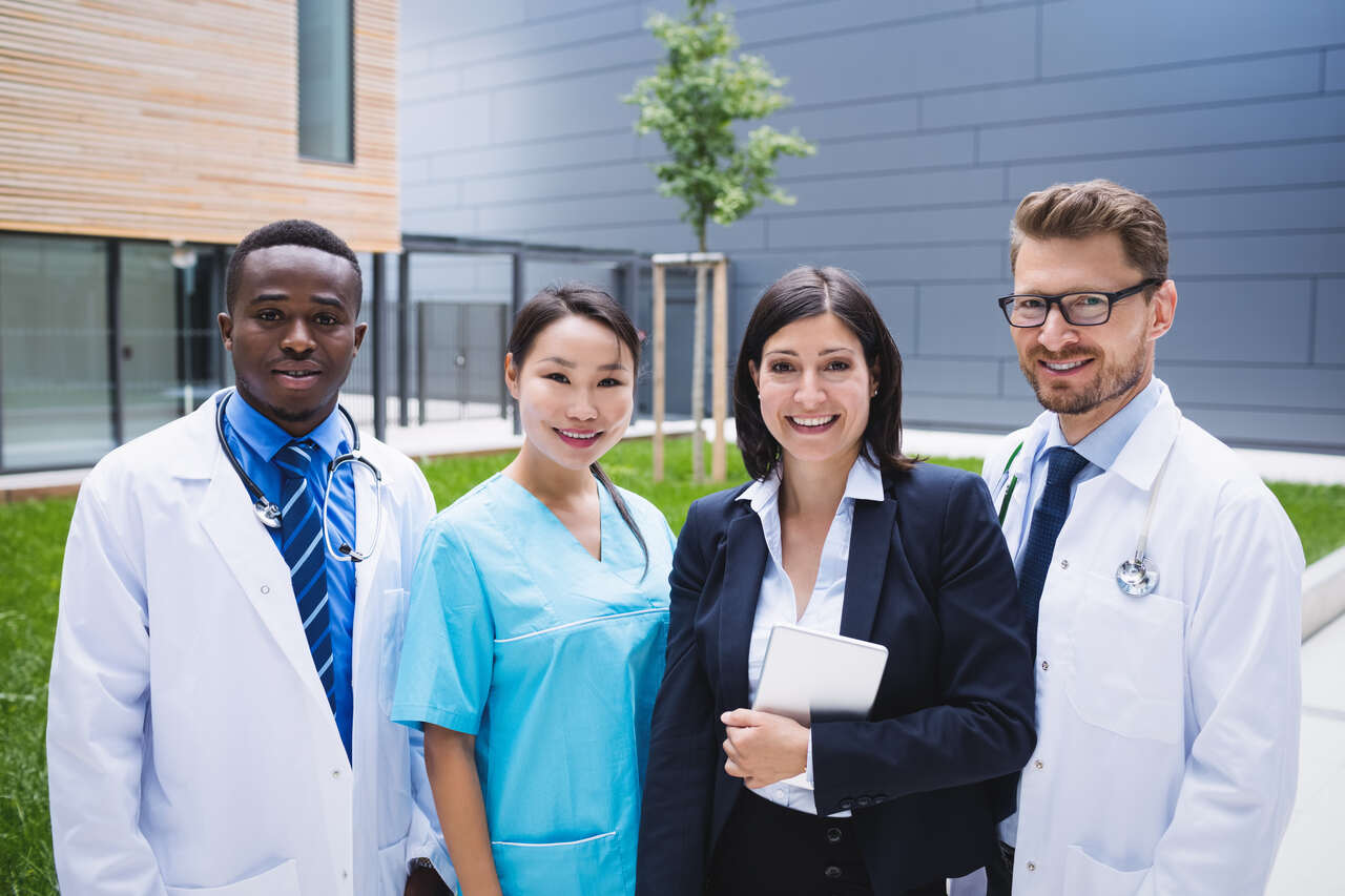 Equipe de funcionários de Centro Médico posam para foto
