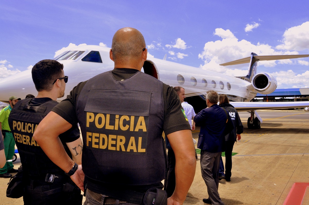 Agentes da Policia Federal em Aeroporto 