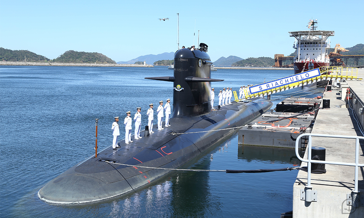 Oficiais da Marinha recebem novo submarino 